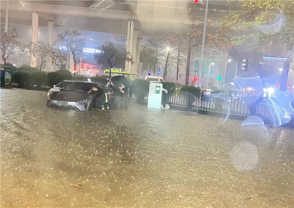 角子機：廣州番禺暴雨 有人曬第一輛泡水小米SU7誕生 後續來了